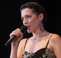 Nel vasto panorama della musica indipendente italiana, capita raramente di imbattersi in un’artista che faccia della versatilità la propria cifra stilistica. Gloria Conti è una di quelle eccezioni che confermano la regola: cantante, performer, attrice e vocal coach, Gloria è un’artista che vive di trasformazioni, portando con sé il pubblico in un viaggio emotivo che sfugge a ogni definizione di genere.