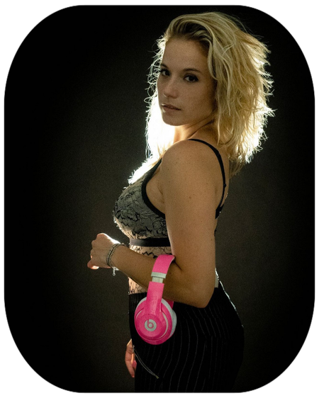 DJ in console