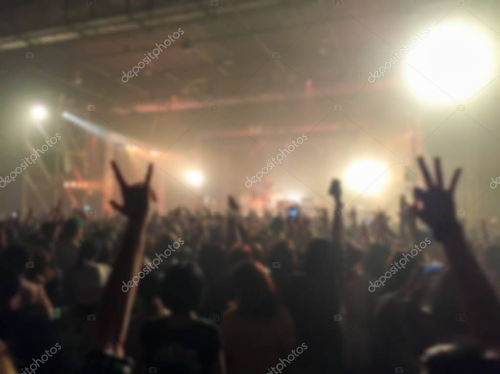 Band emergente che suona in un piccolo locale affollato