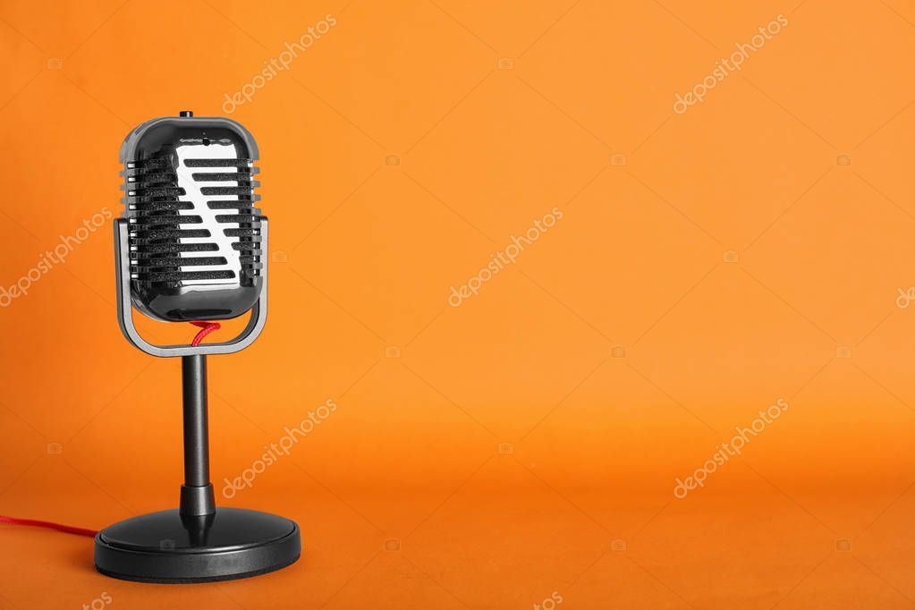 Cantante emergente al microfono durante unintervista radiofonica